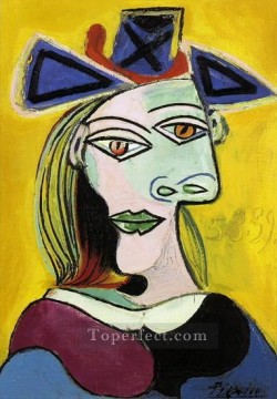 Pablo Picasso Painting - Cabeza de mujer con sombrero azul y lazo rojo 1939 Pablo Picasso